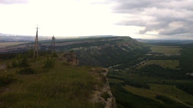 Заброшенный извесняковый карьер в Скалистом в Крыму на фоне огромных древних карьеров смотреть онлайн