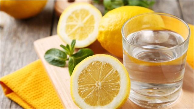 Смесь СОДЫ и ЛИМОНА спасает тысячи жизней КАЖДЫЙ год! Утром пейте сок, смешанный с лимоном и содой смотреть онлайн