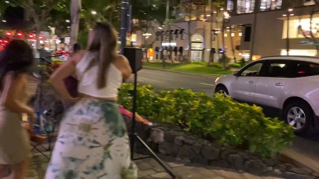 Ночная жизнь Гонолулу. Прогулка по ночному городу. Ресторан DUKE'S смотреть онлайн