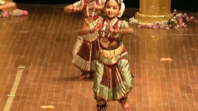 Caroline performing mallari - 2015 / classical dance / Narthitha смотреть онлайн