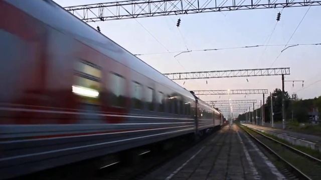 ЭП1М-515 С ПОЕЗДОМ 375/376 МОСКВА-ВОРКУТА!ЕДЕТ В РАССВЕТЕ.ОЧЕНЬ КРАСИВО. смотреть онлайн
