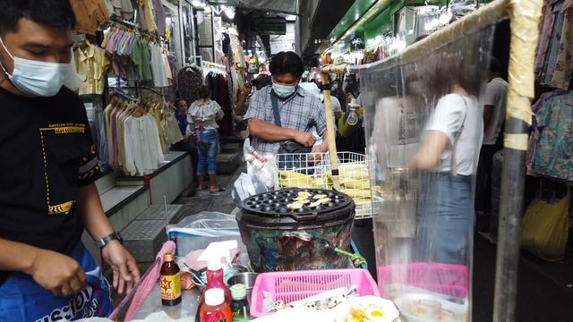 [4K] Walk around "Pratunam Market" cheap clothes and street food, Bangkok смотреть онлайн