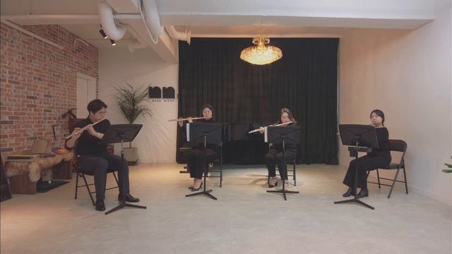 Mozart Flute Quartet K.298 - 3rd Mov. Rondo - 4 Flutes смотреть онлайн
