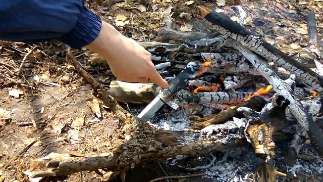 Растопка костра ножами , поедание несъедобной каши . смотреть онлайн