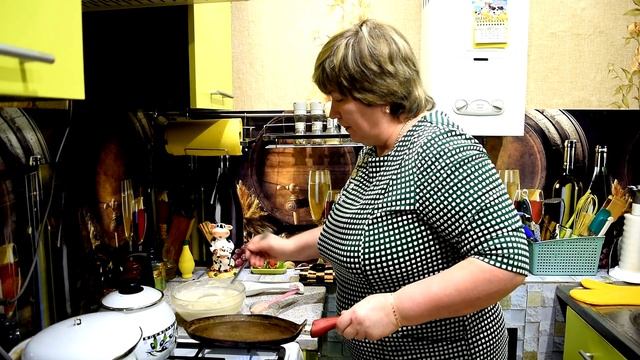 Я в ШОКЕ! Самые ТОНКИЕ БЛИНЫ на МАСЛЕНИЦУ! Теща готовит Дома БЛИНЫ с ДЫРОЧКАМИ! смотреть онлайн