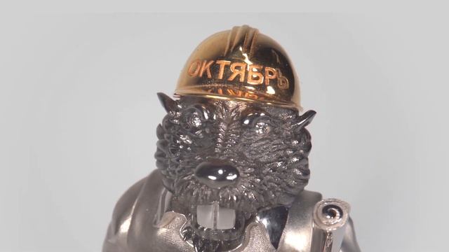 Особый подарок "Бобр" на подставке цвет серебристо-чёрный | Special decoration "Beaver" смотреть онлайн