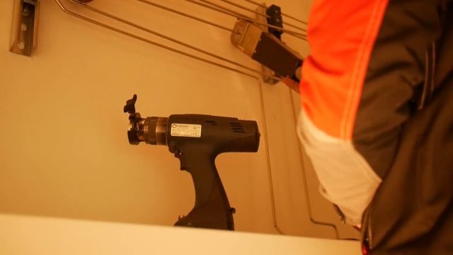 ТИГ сварка в аргоне орбитальной головкой нерж. трубок 8 мм. на монтаже. смотреть онлайн