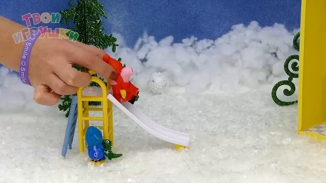 Выпал первый снег и как игрушки прилипли к горке. Истории игрушек из мультиков смотреть онлайн