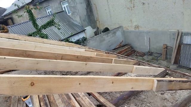 Кровля дома асбестовым шифером. Roofing of the house with asbestos slate. смотреть онлайн