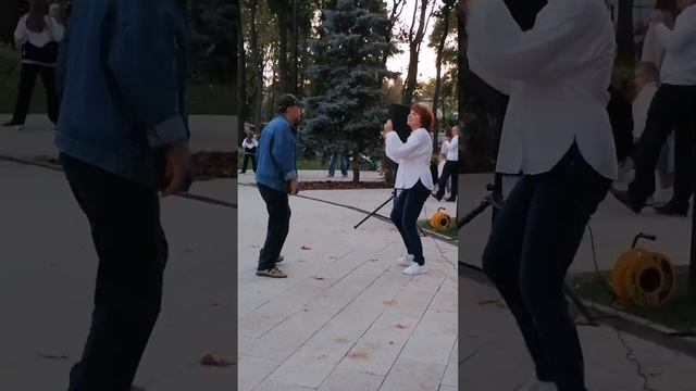 А у девчонок ветерок дует между... Хорошие ребята танцы Воронеж. Продолжаем веселиться.