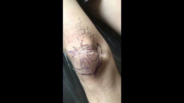 Процесс нанесения татуировок, татуировка на коленке смотреть онлайн