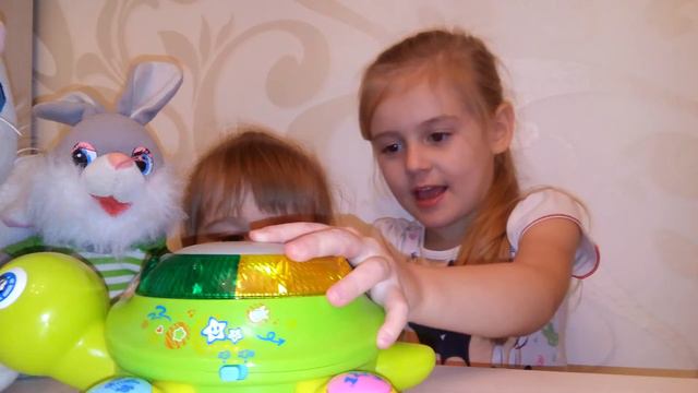 VLOG Девочки играют игрушками и балуются смотреть онлайн