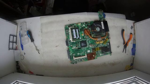 Ноутбук Toshiba Satellite L30-113 Moдель: PSL33E-03901URU Разборка,чистка,замена термопасты смотреть онлайн