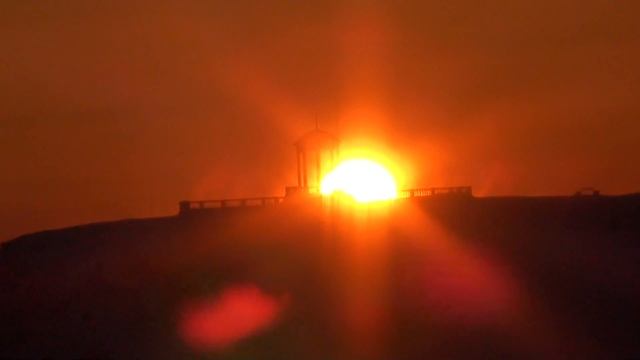 БЕСЕДКА ВЕТРОВ В ОГНЕННОМ ШАРЕ ВОСХОДЯЩЕГО СОЛНЦА ЗИМОЙ