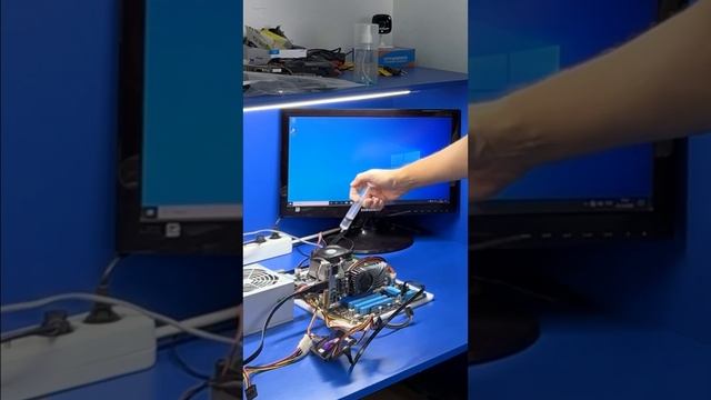 Что будет если во время работы ПК залить водой материнскую плату? смотреть онлайн