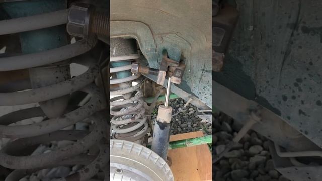 Нива шевролет Закисший болт заднего амортизатора верхняя втулка смотреть онлайн