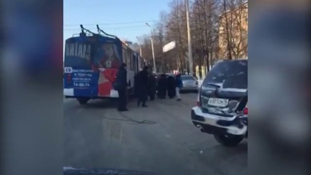 ВИДЕО: На проспекте Октября пассажиры толкали троллейбус на обочину смотреть онлайн