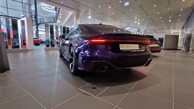 2023 Audi RS7 performance - Samtviolett Perleffekt - Audi Exclusive смотреть онлайн