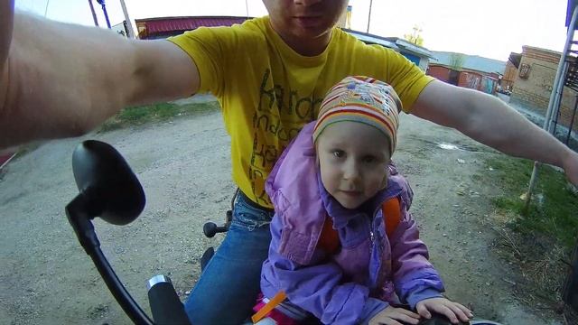 дочка захотела посмотреть папин мотоцикл Wels Trophy 250 смотреть онлайн