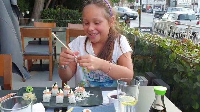 КИПР влог: ресторан wagamama. Арина пробует есть СУШИ палочками. Вкусные суши в Ларнаке смотреть онлайн