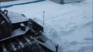 очищаем снег на вездеходе на гусеницах