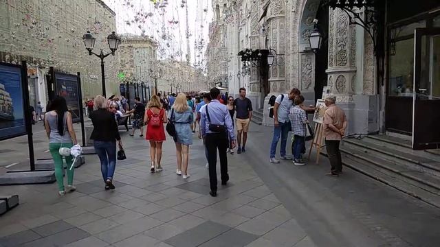 Чувак с колонкой на Никольской улице смотреть онлайн