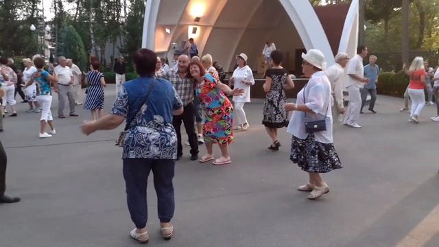 ЗА ЧЕТЫРЕ МОРЯ!???/ТАНЦЫ В ПАРКЕ ГОРЬКОГО ХАРЬКОВ АВГУСТ 2021 смотреть онлайн