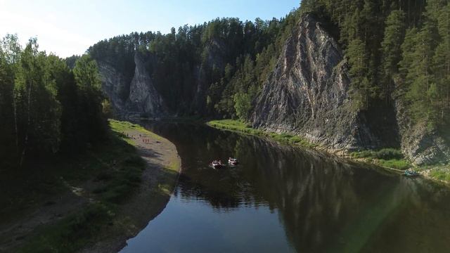 Дужной камень. Вид на скалы реки Чусовой в Пермском крае с дрона 4К. Rocks on the Chusovaya River смотреть онлайн