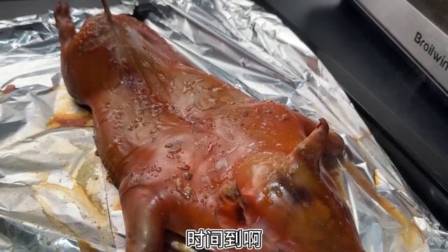 同样是烤乳猪，25元一只对比210元一只，吃起来味道有什么区别？ смотреть онлайн