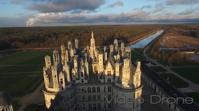 Le Château de Chambord par drone / Chambord Castle aerial drone shots смотреть онлайн