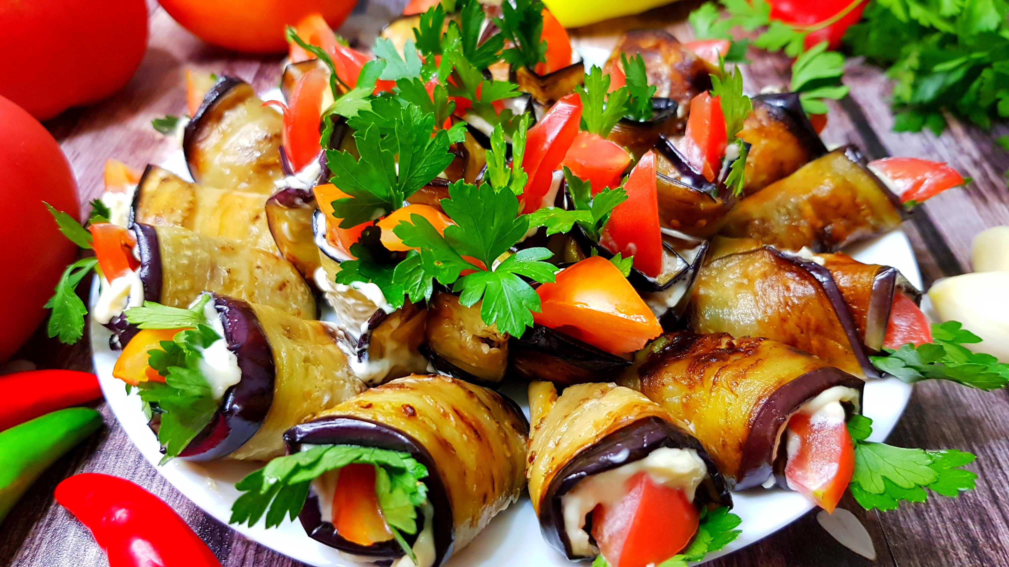 РУЛЕТИКИ ИЗ БАКЛАЖАНОВ с помидорами и чесноком – настоящий хит сезона. ПРОСТО И ОЧЕНЬ ВКУСНО! смотреть онлайн