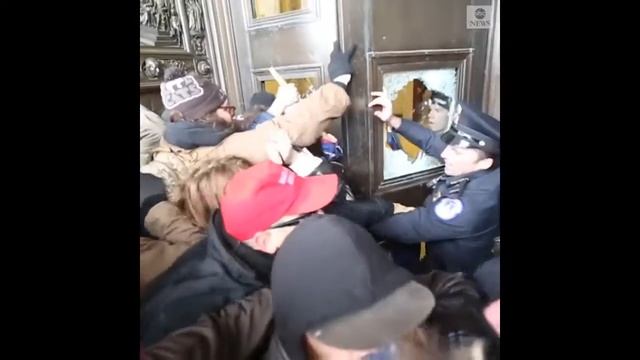 Штурм Белого Дома сторонниками Трампа смотреть онлайн