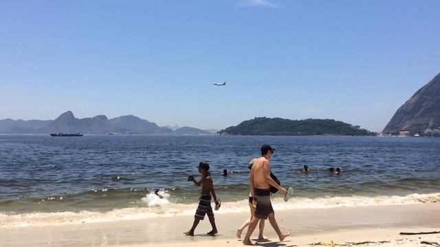 Самолет идет на посадку рядом с пляжем Фламенго в Рио-де-Жанейро смотреть онлайн