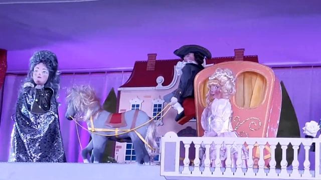 София смотрит кукольное представление " Золушка" смотреть онлайн