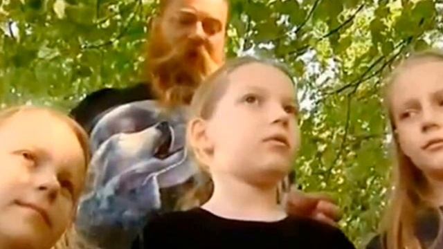 Десять человек в однушке: Как и на что живет многодетная семья "вундеркиндов" смотреть онлайн