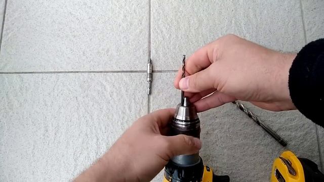 Как вставлять сверла в патрон.