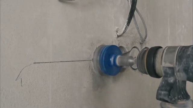 Отверстия для подрозетников алмазной коронкой KEOS в стене из керамзитобетона.