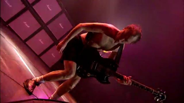 Angus Young Guitar - AC/DC - Angus in the heat, the spray of sweat fly...The show in full swing :)) смотреть онлайн