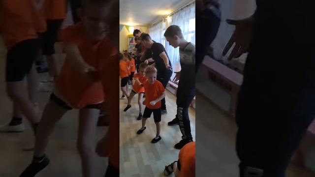 "Сильные, ловкие, смелые!" (соревнование дедов, отцов, братьев в честь 23 февраля) смотреть онлайн