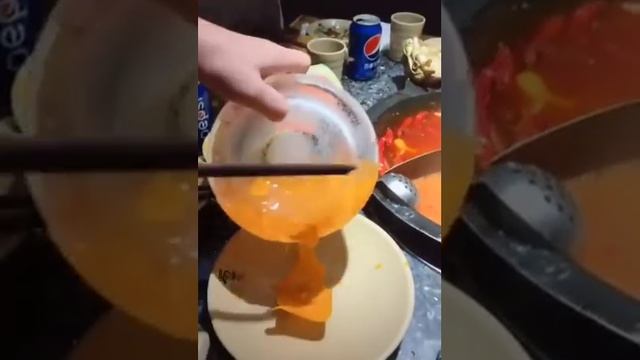 Тарелка из льда, с помощью которой избавляются от лишнего жира в готовящемся блюде смотреть онлайн