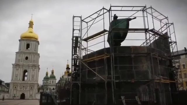 Киев. Заколачивают фанерой памятники смотреть онлайн