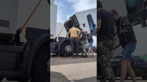 Skania на скамейке полетел цилиндр подъёма кабины, точнее заклинил гидрозамок.