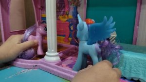 Милые пони# радуга и искорка, играем в замке вместе#Ульяшкины поняшки#