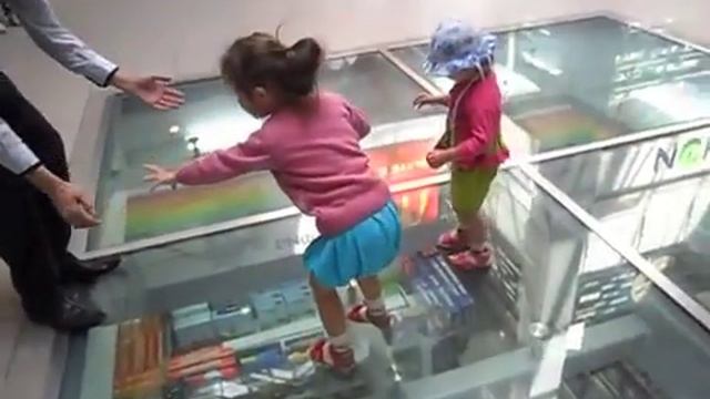 дети ходят по стеклу смотреть онлайн