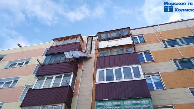 Закреплённый на соплях кусок металла на доме номер 3 улицы 60 лет Октября города Холмск смотреть онлайн
