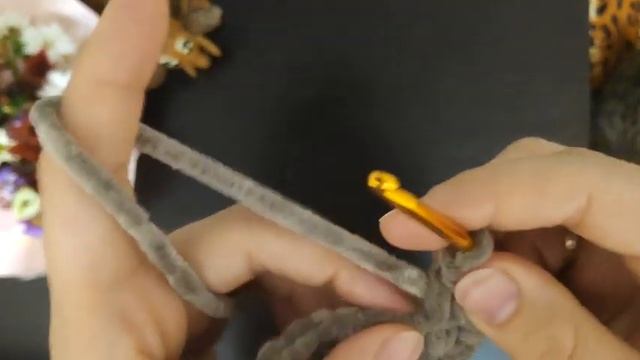 Мишка в платье из плюшевой пряжи крючком. Мастер класс. Часть 1. Вязаные игрушки. смотреть онлайн