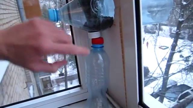 Кормушка для синиц для застекленного балкона или лоджии.