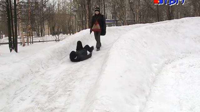 площадь Пять углов снежными «укреплениями» оборудует Мончегорская теплосеть смотреть онлайн