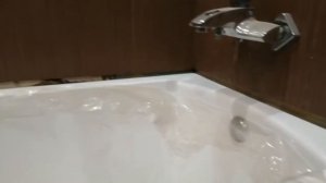 Монтаж акриловой ванны, подгоняем под старую плитку. Installation of an acrylic bathtub.