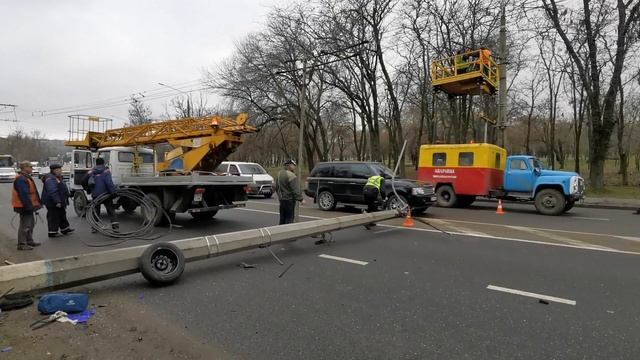 В Николаеве водитель Hyundai снес столб на ПГУ смотреть онлайн